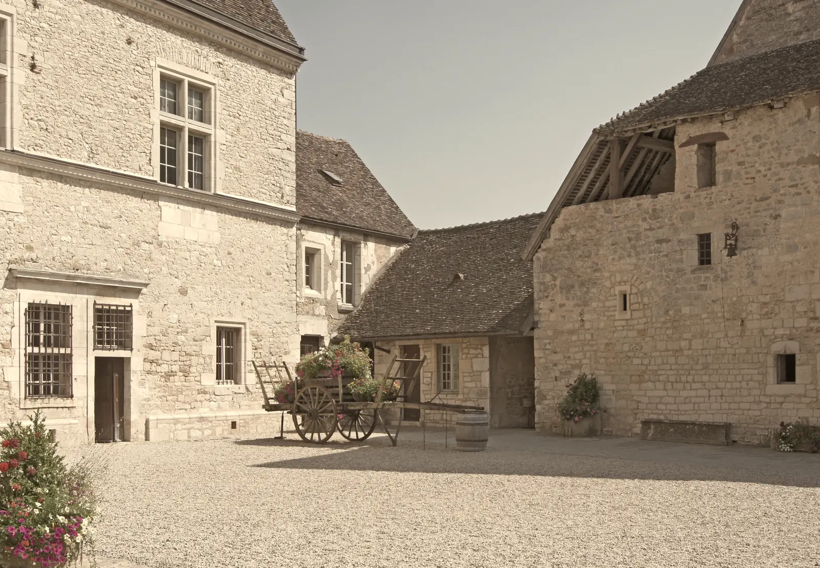 La cour pavée du château du Clos de Vougeot, en pierre de Bourgogne
